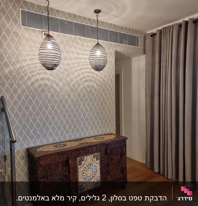 טפט עם דוגמת יהלומים על קיר